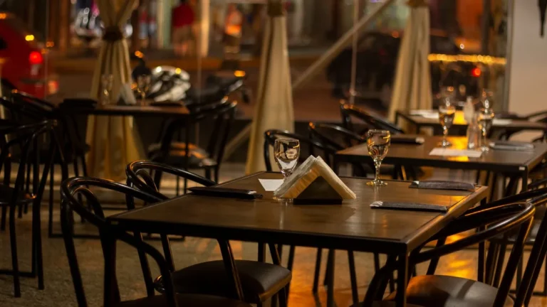 What Is the Best Time to Go to a Restaurant to Avoid Crowds?