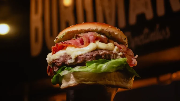 Late-Night Fast Food: Chains Open Late or 24 Hours (2026)